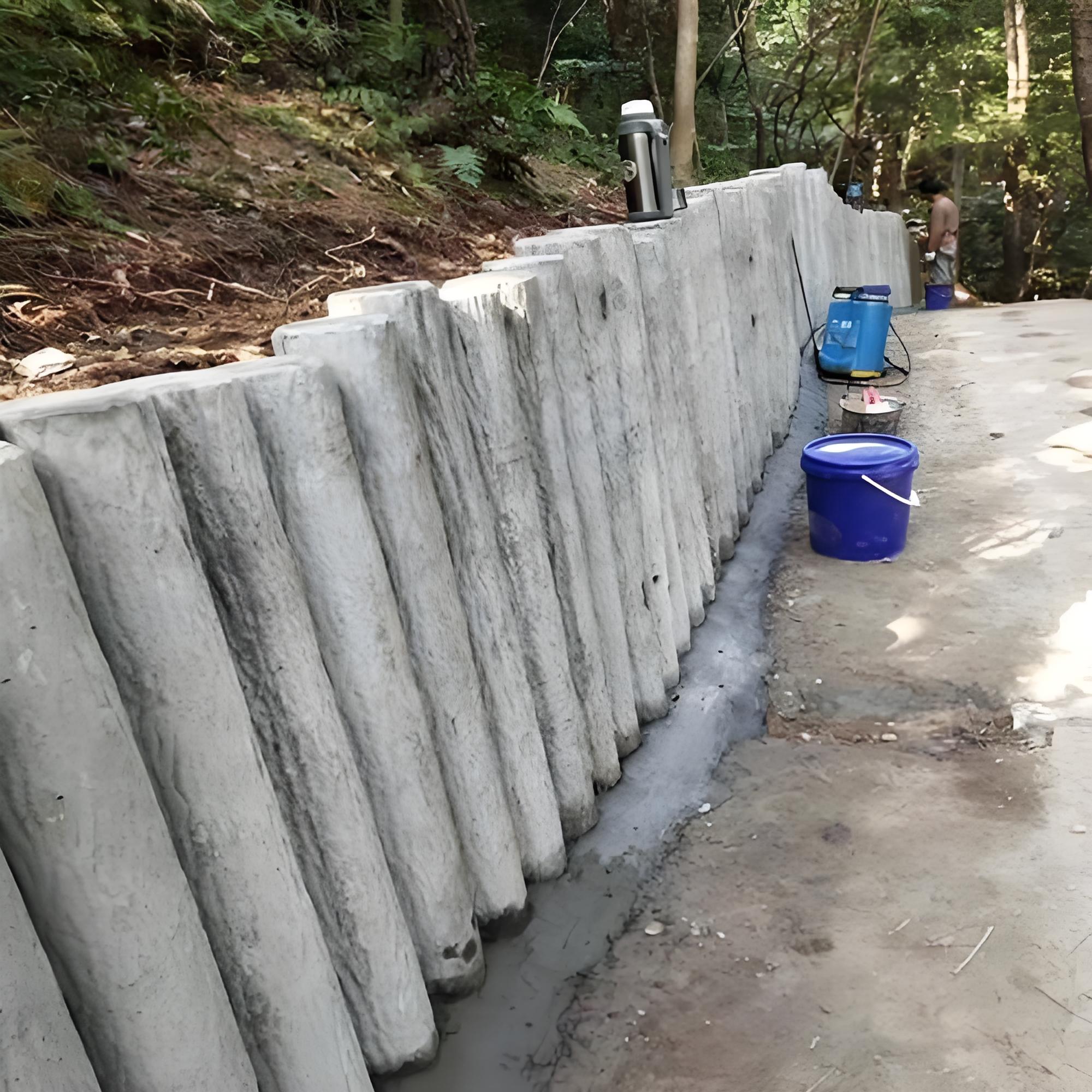 水泥仿木樁施工隊(duì)泓樺錦嘉-水泥仿木樁的防腐性能比真木樁好嗎？